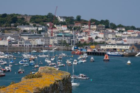 10. Guernsey: 80,42 anni