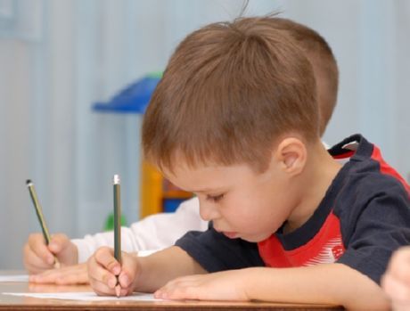 Come insegnare a un bambino a scrivere è un problema per molti giovani genitori