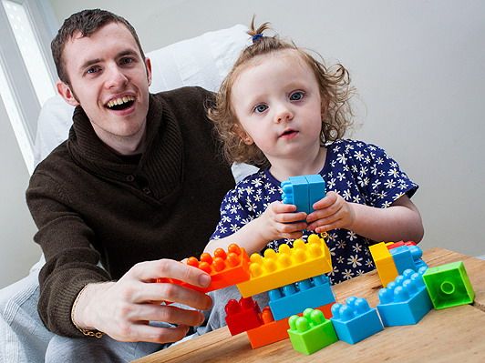 Una piccola figlia ha salvato suo padre dalla paralisi