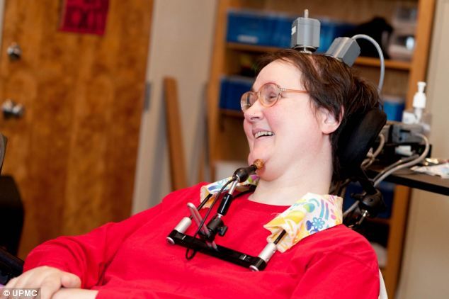 Una donna paralizzata controlla una mano artificiale con l'aiuto del pensiero