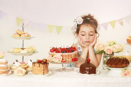 Genitori stessi "podsazhivayut" bambini per dolci